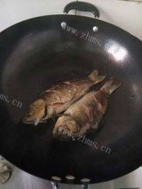 美味的豆腐鲫鱼汤做法图解3)