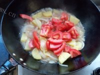 家常洋葱番茄烩土豆做法图解7)