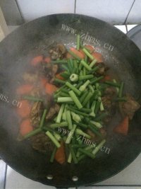 最爱的蒜苔鸡肉块做法图解9)