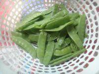 口感极佳的虾仁炒荷兰豆做法图解1)