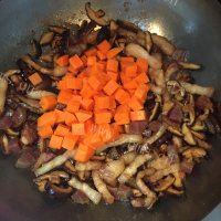 美味的香菇腊肠焖饭做法图解8)