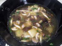菌菇竹笋梅条肉汤的做法图解七