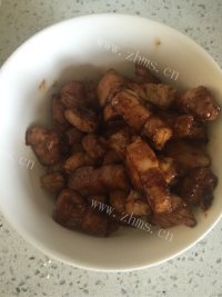 美味的红烧肉焖饭做法图解5)