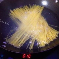 美味的牛排意面做法图解6)
