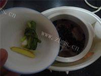 美味的黑豆排骨汤做法图解4)