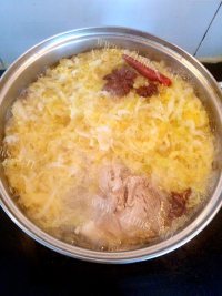 美味的酸菜汤做法图解3)