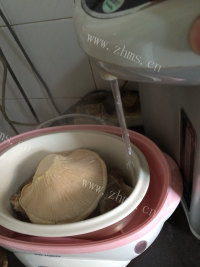 美味的白灵菇龙骨汤做法图解8)