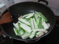 家常菜瘦肉炒丝瓜做法图解4)