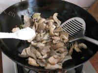 肉片炒鲜蘑做法图解13)