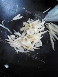 家常菜酸笋炒牛肉做法图解7)