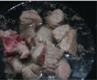 美味的排骨玉米汤做法图解3)