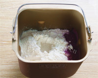 无法抵抗的奶香浓郁紫薯面包的做法图解二