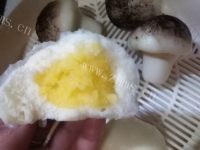 美味的蘑菇奶黄包做法图解15)