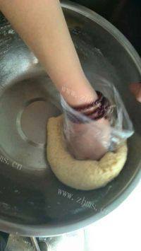 美味的红豆蛋黄酥做法图解4)