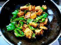 家常菜辣椒炒豆腐做法图解12)
