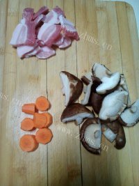 家常菜香菇炖土豆做法图解1)