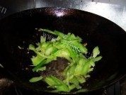 美味的西芹牛柳做法图解6)
