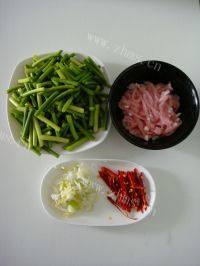 下饭的蒜薹炒肉丝做法图解1)