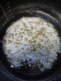 大米绿豆粥做法图解3)