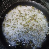 大米绿豆粥的做法图解三