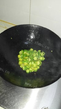 美味营养的秋葵炒蛋做法图解3)