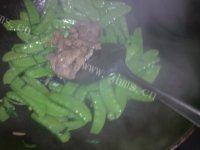 美味的荷兰豆炒肉片做法图解5)