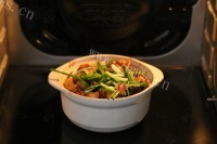 美味的菌菇鸡煲做法图解11)
