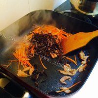 家常菜肉片炒芹菜做法图解7)