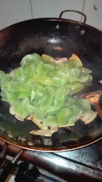 营养丰富的莴笋炒肉做法图解6)
