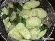 家常菜黄瓜炒五花肉做法图解2)