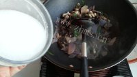 香糯的紫土豆炒榛蘑做法图解8)