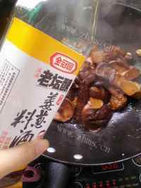 好吃的红烧肉焖干香菇做法图解8)