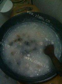 美味的皮蛋瘦肉粥做法图解2)