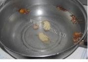 酸菜胡椒炒肥肠做法图解2)
