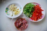 「健康美食」辣椒炒肉做法图解1)