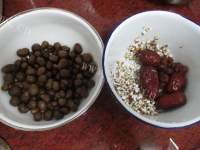 营养丰富的排骨煲山药豆芡实汤做法图解1)