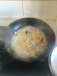 美味的酸菜汆白肉做法图解4)