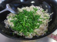 常吃不腻的韭菜炒豆芽做法图解4)