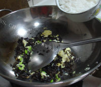 好吃的鸡蛋木耳炒饭做法图解11)