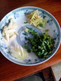 家常菜芹菜豆干做法图解3)