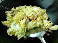 家常白菜炒香菇做法图解7)