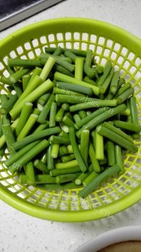 咸甜适中的蒜苔炒腊肉做法图解1)