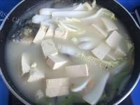 美味佳肴般的鲫鱼白菜豆腐汤做法图解4)