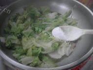 家常圆白菜炒肉做法图解6)
