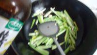 好吃的芹菜炒豆皮做法图解8)