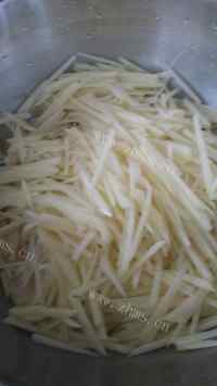 美味营养的酸辣土豆丝做法图解2)