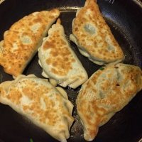 热腾腾的韭菜盒子做法图解10)