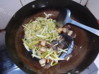 喷香的野春笋炒腊肉做法图解6)