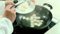 家常菜咸肉豆腐汤做法图解2)