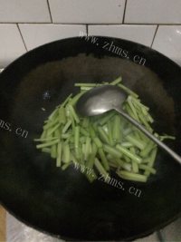 家常菜芹菜炒粉丝做法图解4)
